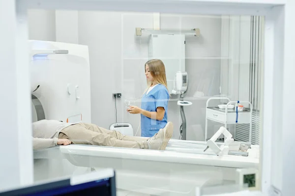 Ung Kvinnlig Läkare Blå Uniform Stående Vid Ultraljud Maskin Med — Stockfoto