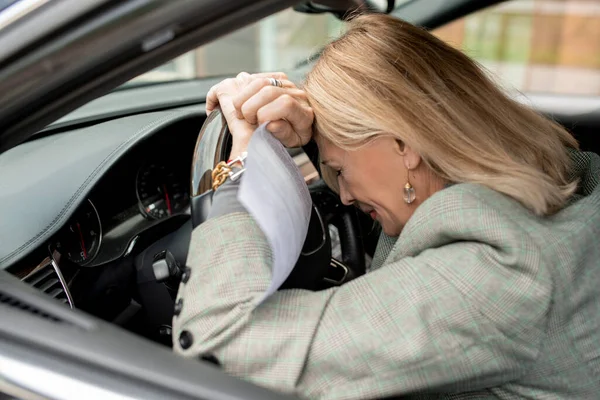 Desperat Mogen Blond Affärskvinna Med Papper Sätta Huvudet Styr Medan — Stockfoto