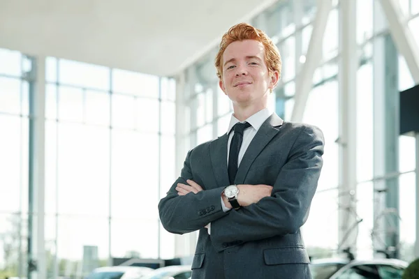 Giovane Manager Maschile Successo Del Centro Auto Guardando Voi Mentre — Foto Stock