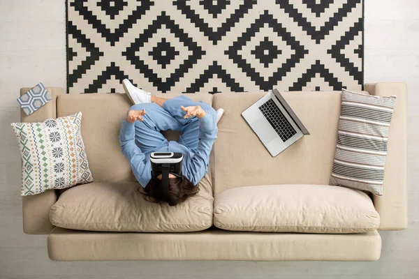 Übersicht Einer Jungen Brünetten Frau Blauem Pyjama Und Headset Die — Stockfoto