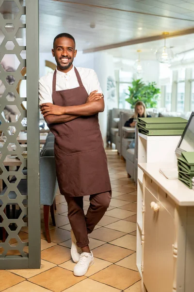 Jovem Garçom Africano Alegre Roupas Trabalho Encostado Poltrona Por Mesa — Fotografia de Stock