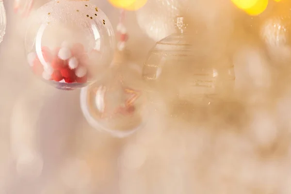 Noel Arkaplanı Kameranın Önünde Asılı Saydam Dekoratif Toplardan Oluşur — Stok fotoğraf