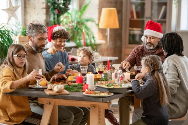 Çağdaş Büyük Nesil Aile Noel Günü Şenlik Masasında Oturuyor Akşam — Stok fotoğraf