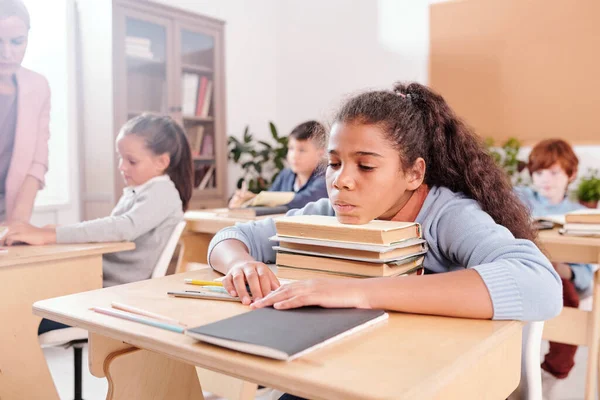 Uttråkad Blandras Skolflicka Casualwear Hålla Hakan Toppen Högen Böcker Vid — Stockfoto