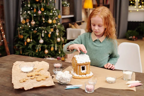 Carino Bambina Mantenendo Mano Sul Tetto Della Casa Pan Zenzero — Foto Stock