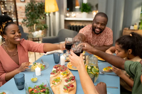 Gelukkig Jong Afrikaans Vrouw Haar Man Tiener Zoon Dochter Klinken — Stockfoto