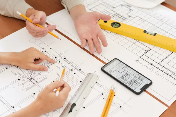 Mains Deux Jeunes Ingénieurs Avec Des Crayons Sur Des Croquis — Photo