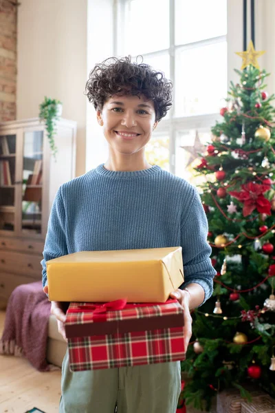 Feliz Joven Morena Ropa Casual Sosteniendo Cajas Regalo Con Regalos — Foto de Stock