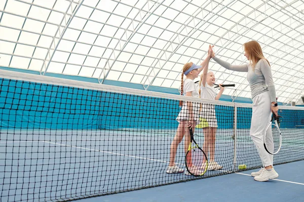 Glückliche Mädchen Teenageralter Activwear Geben Ihrem Jungen Tennistrainer Vor Oder — Stockfoto