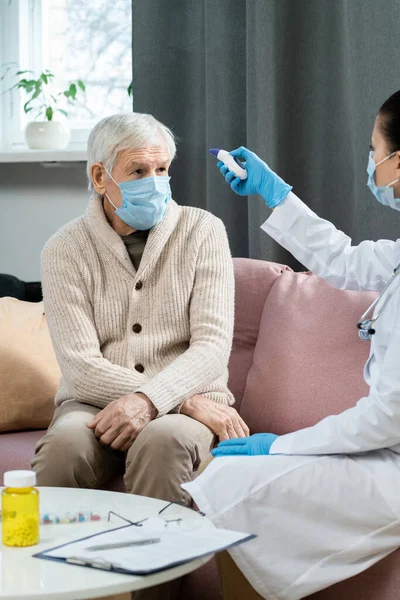 Sick Elderly Man Looking Young Female Doctor Whitecoat Using Contactless — Foto Stock