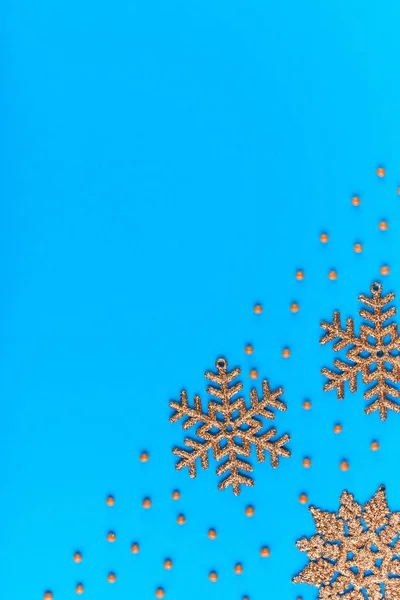 Pisos Copos Nieve Decorativos Plata Sobre Fondo Azul Brillante Con —  Fotos de Stock