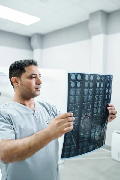 Vertrouwende Mannelijke Radioloog Uniform Zoek Naar Röntgenfoto Van Een Van — Stockfoto