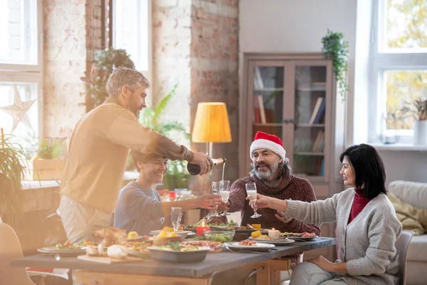 Uomo Barbuto Mezza Età Che Versa Champagne Nei Flauti Dei — Foto Stock