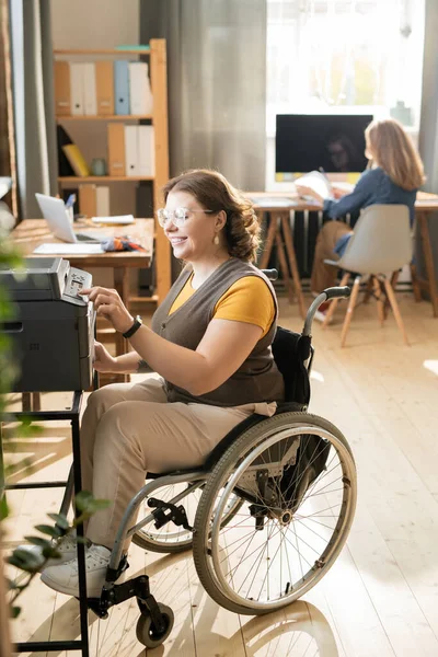 Gelukkig Jong Uitschakelen Vrouw Rolstoel Zitten Door Xerox Machine Druk — Stockfoto