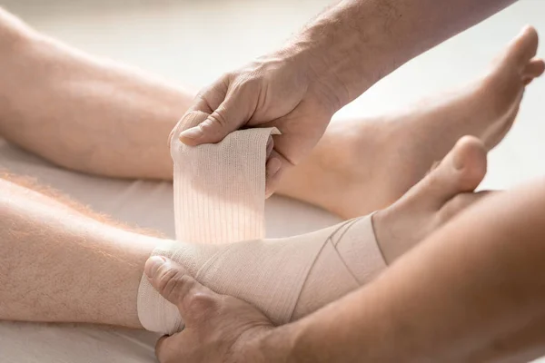 Manos Del Clínico Contemporáneo Envolviendo Pie Tobillo Del Paciente Con — Foto de Stock