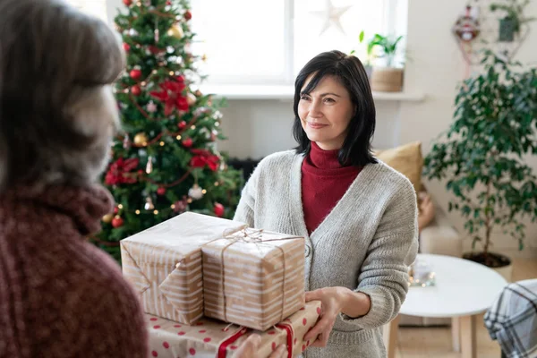 Gelukkig Volwassen Vrouw Geven Verpakt Cadeaus Naar Haar Man Terwijl — Stockfoto
