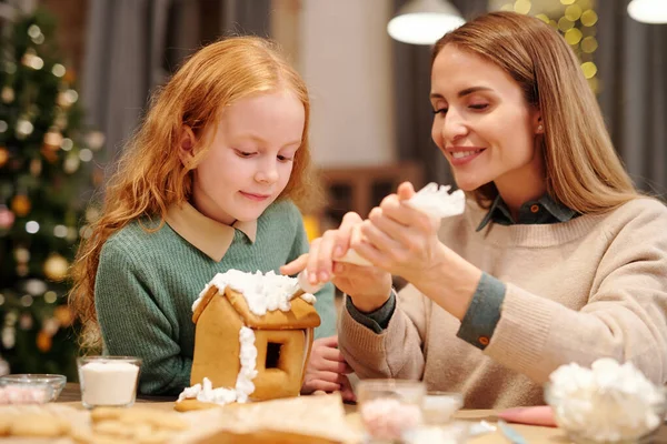 Jong Mooi Vrouwelijk Versieren Dak Van Zelfgemaakte Peperkoek Huis Met — Stockfoto