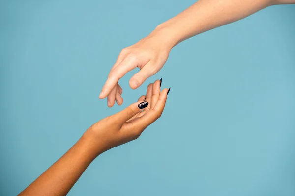 Handen Van Jonge Vrouwen Van Blanke Afrikaanse Etniciteiten Die Zich — Stockfoto