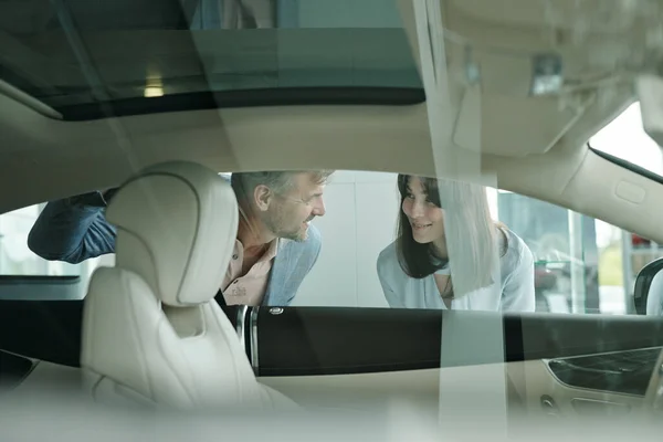 Clientes Felices Pie Junto Coche Nuevo Centro Automóviles Doblando Hacia —  Fotos de Stock