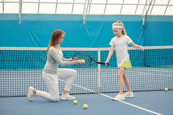 Tennislehrerin Aktivkleidung Hält Ball Der Nähe Des Schlägernetzes Während Sie — Stockfoto