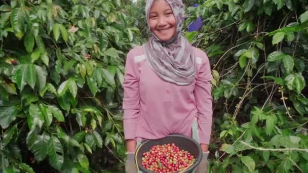 Zoom Dentro Fora Retrato Jovem Sorrindo Menina Indonésia Arbustos Árvore — Vídeo de Stock