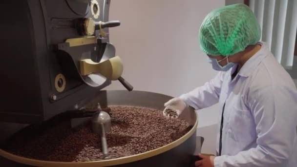 Mittlere Aufnahme Einer Fabrikarbeiterin Hygienebekleidung Die Geröstete Kaffeebohnen Berührt Die — Stockvideo