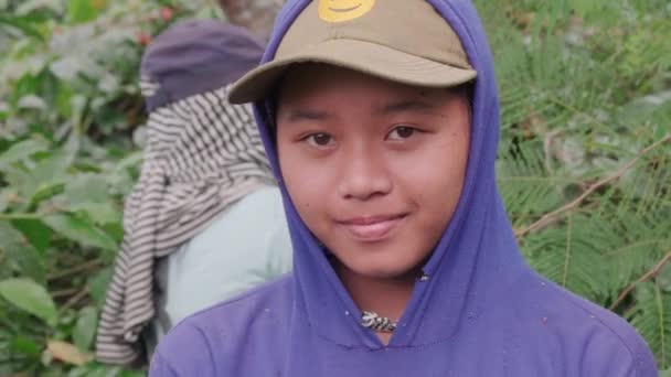 Primo Piano Della Giovane Ragazza Indonesiana Che Indossa Cappuccio Cappuccio — Video Stock