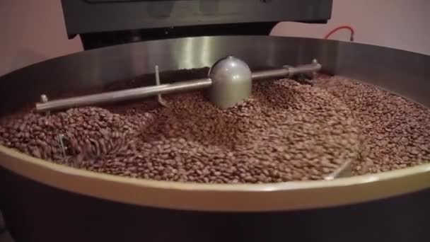 Brązowe Ziarna Kawy Przetwarzane Przez Maszynę Prażenia Obracającą Się Metalowym — Wideo stockowe