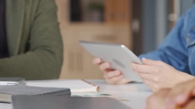 Masada oturan ve toplantı sırasında el sıkışan tanınmayan iş adamlarının orta kesiminde.