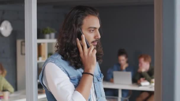 Ofiste Cep Telefonuyla Konuşan Omuz Hizasında Saçları Olan Genç Arap — Stok video