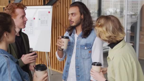 Pan Toma Alegres Jóvenes Empresarios Sosteniendo Café Tazas Para Llevar — Vídeos de Stock