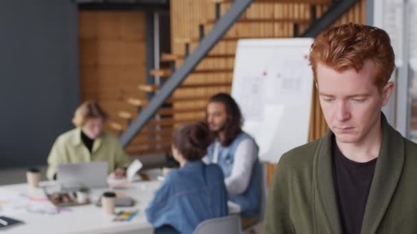 Retrato Jovem Empresário Com Cabelo Ruivo Sala Reuniões Escritório Moderno — Vídeo de Stock