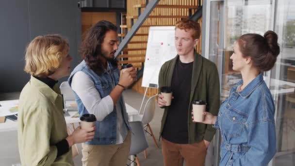 Medium Shot Van Jonge Creatieve Ondernemers Met Koffie Bekers Staan — Stockvideo