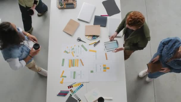 Ovanifrån Skott Team Designers Går Upp Till Bordet Och Dela — Stockvideo