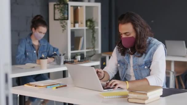 Adamı Maske Takmış Kadınlarının Ofislerindeki Maske Takıp Dizüstü Bilgisayarlarla Çalışmalarının — Stok video