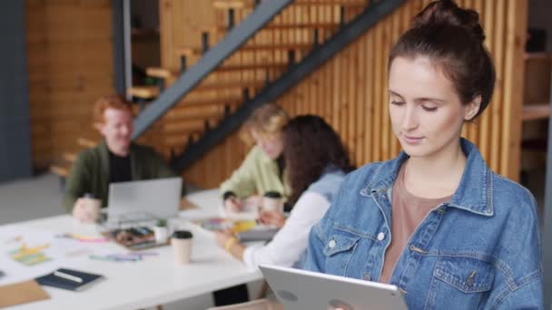 Portrait Slowmo Une Jeune Femme Affaires Heureuse Utilisant Une Tablette — Video