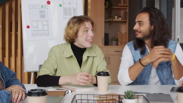 Uygulama Geliştiricilerinden Oluşan Mutlu Bir Pan Ekibi Şirket Kurma Ofisindeki — Stok video