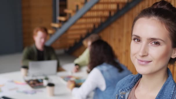 Portret Pan Bliska Pięknej Młodej Bizneswoman Uśmiechniętej Patrzącej Kamerę Sali — Wideo stockowe