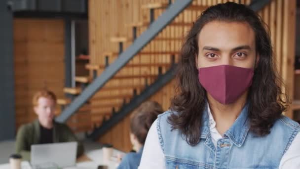 Omuz Hizasında Saçlı Yüz Maskesi Takan Toplantı Odasında Kameraya Bakan — Stok video