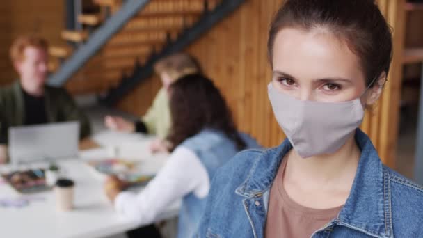 Retrato Primer Plano Joven Mujer Negocios Máscara Cara Mirando Cámara — Vídeos de Stock