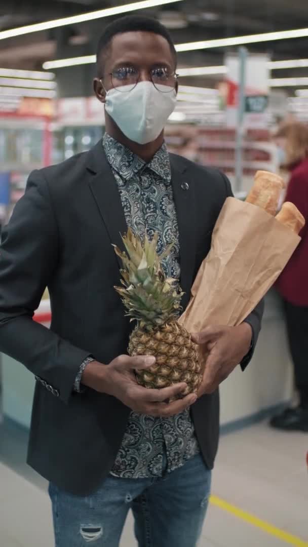 Hipermarketten Alınmış Taze Ananas Baget Taşıyan Afrikalı Bir Adamın Arka — Stok video