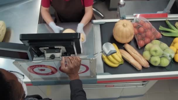 Afro Amerikan Müşterinin Kasada Durup Kasiyerin Ürünlerini Taramasını Beklediği Görüntüler — Stok video