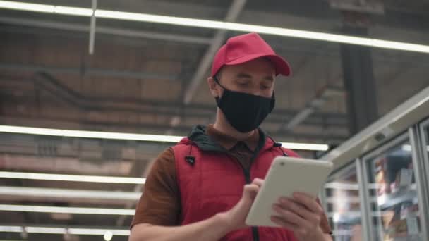 Baixo Ângulo Slow Médio Tiro Merchandizer Hipermercado Máscara Uniforme Protetora — Vídeo de Stock