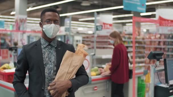 Orta Ölçekli Gözlüklü Koruyucu Maske Takan Büyük Süpermarketin Nakit Masasının — Stok video