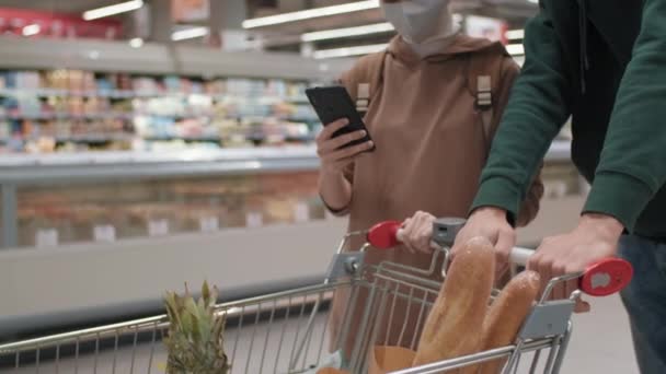 Zeitlupe Zeigt Unkenntlich Gemachtes Junges Paar Beim Täglichen Lebensmitteleinkauf Wie — Stockvideo