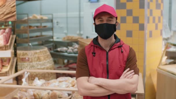 Medium Slow Portret Van Mannelijke Supermarkt Werknemer Staan Met Handen — Stockvideo