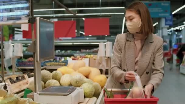 Mittlere Aufnahme Einer Jungen Asiatischen Geschäftsfrau Mit Einkaufswagen Die Frische — Stockvideo