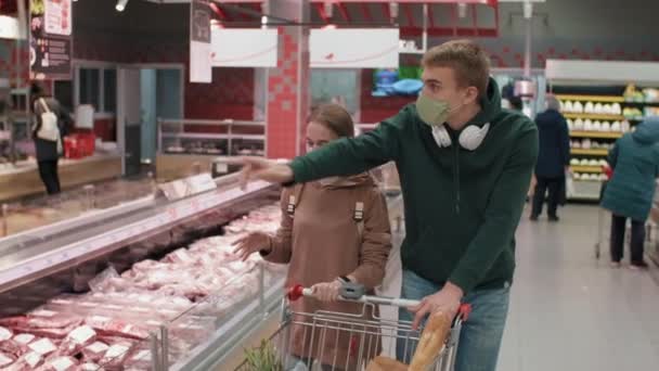 Colpo Medio Rallentatore Coppia Giovani Caucasici Maschera Che Camminano Lungo — Video Stock