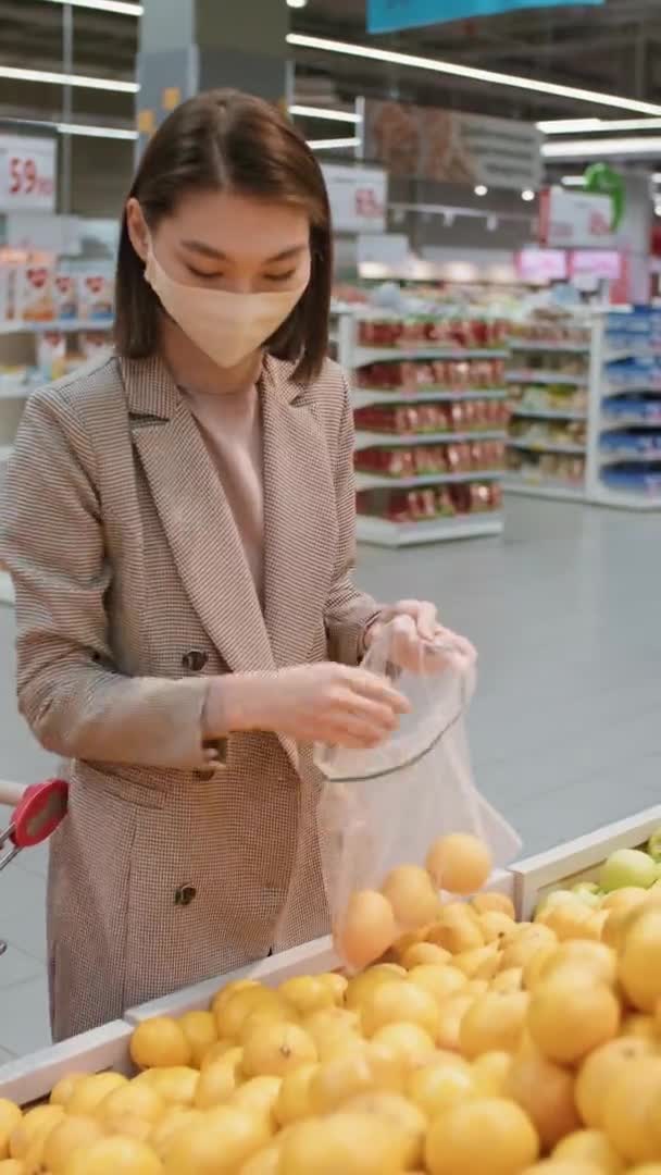 Vertikale Mittlere Aufnahme Einer Jungen Asiatischen Frau Schutzmaske Die Täglich — Stockvideo