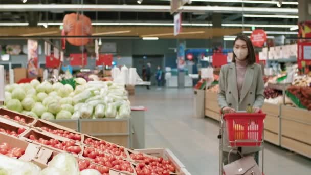 Media Toma Mujer Asiática Negocios Máscara Protectora Haciendo Compras Alimentos — Vídeos de Stock